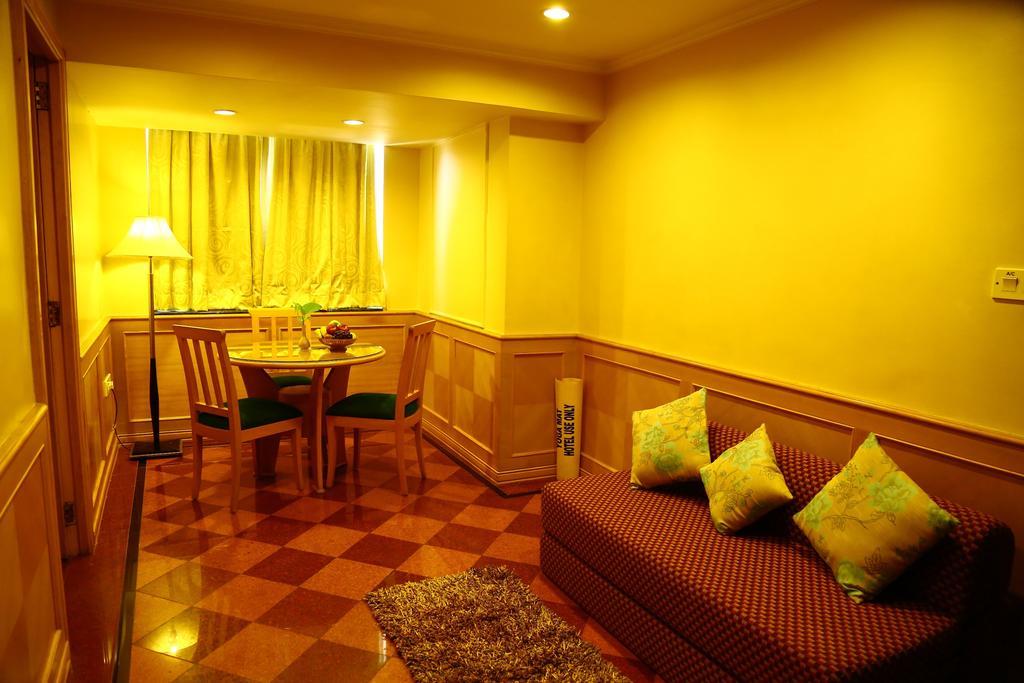 Kences Hotel -Opp Apsrtc Bus Stand 蒂鲁帕蒂 外观 照片