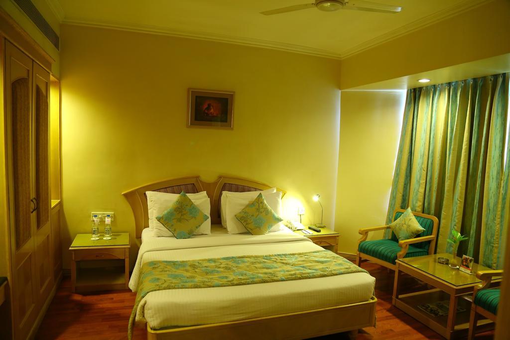 Kences Hotel -Opp Apsrtc Bus Stand 蒂鲁帕蒂 外观 照片