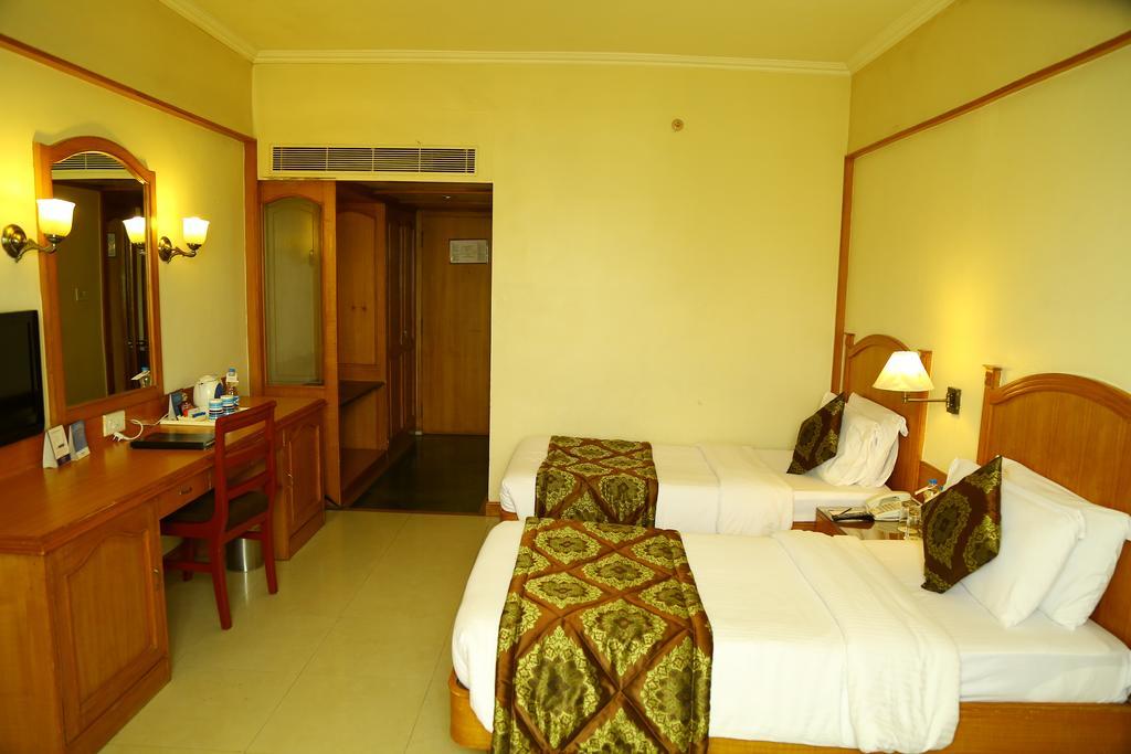 Kences Hotel -Opp Apsrtc Bus Stand 蒂鲁帕蒂 外观 照片